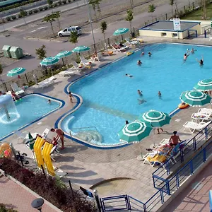 Altanea Con Piscina Vicini Al Mare Caorle